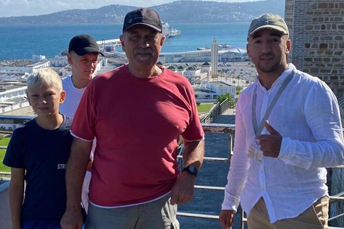 مجموعة من الرجال يقفون على قمة مبنى