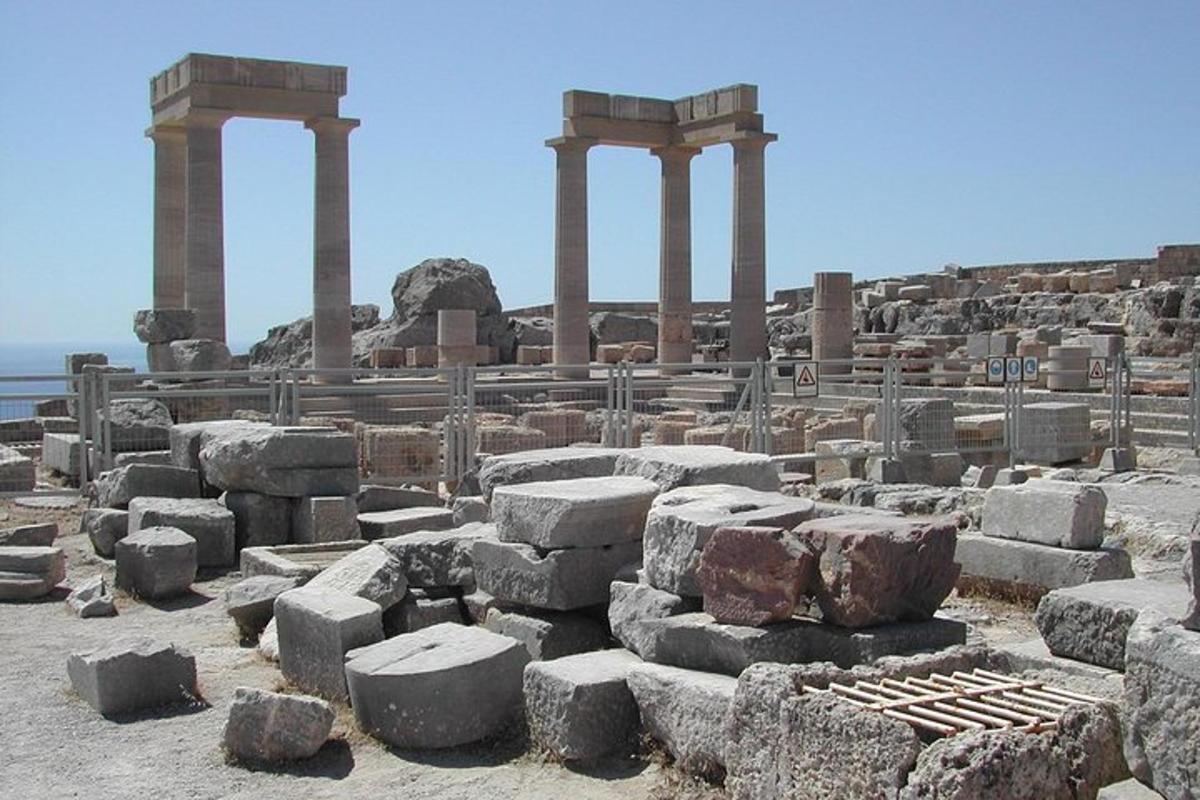 背景に柱がある古代遺跡