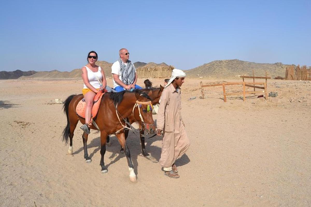 un gruppo di tre persone a cavallo nel deserto