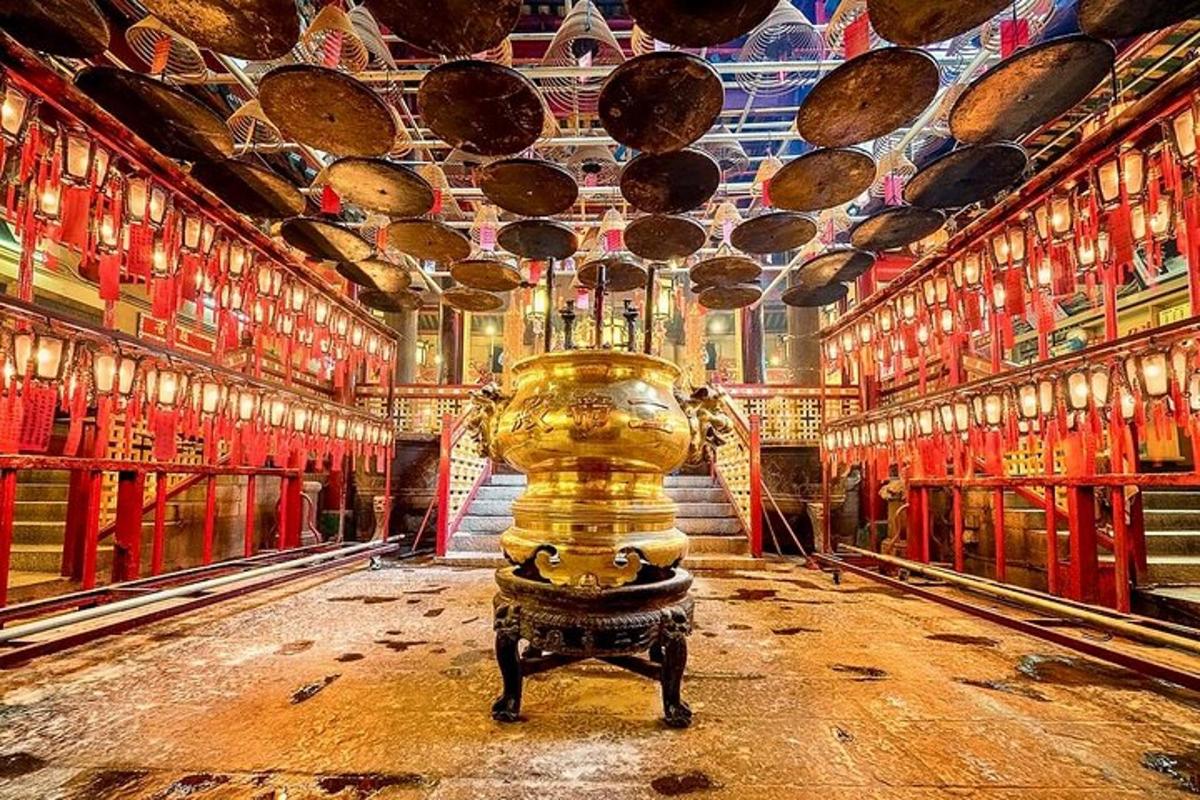 un grande vaso d'oro in una stanza con un soffitto