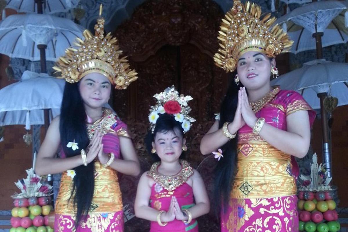 tre giovani ragazze che indossano corone e tengono ombrelli