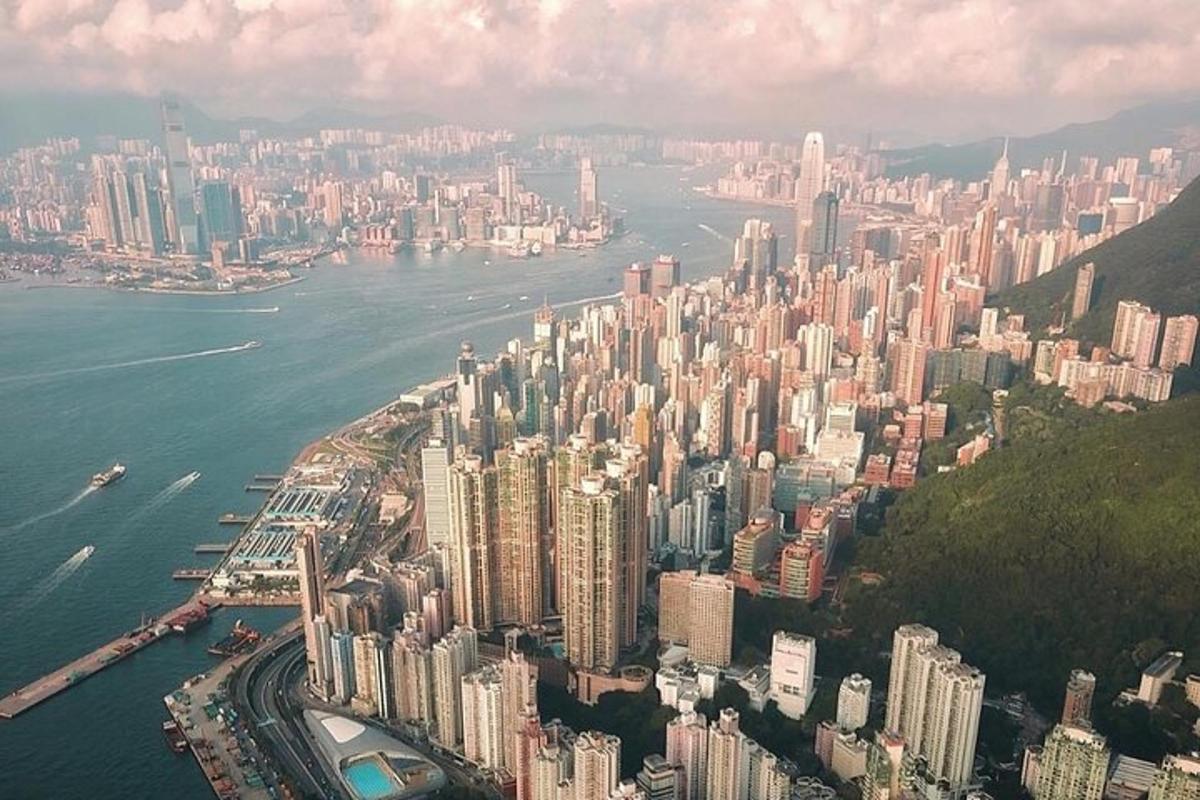 una vista aerea di una grande città vicino all'acqua