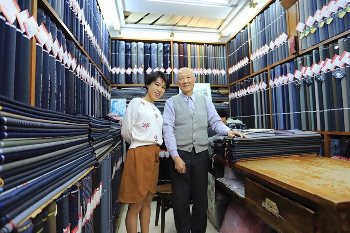 一名男子和一名女子站在图书馆里