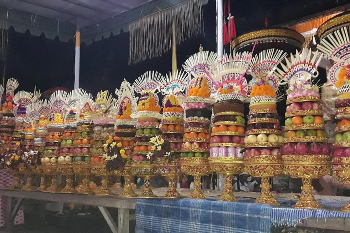 una mostra di diversi tipi di cibo su un tavolo