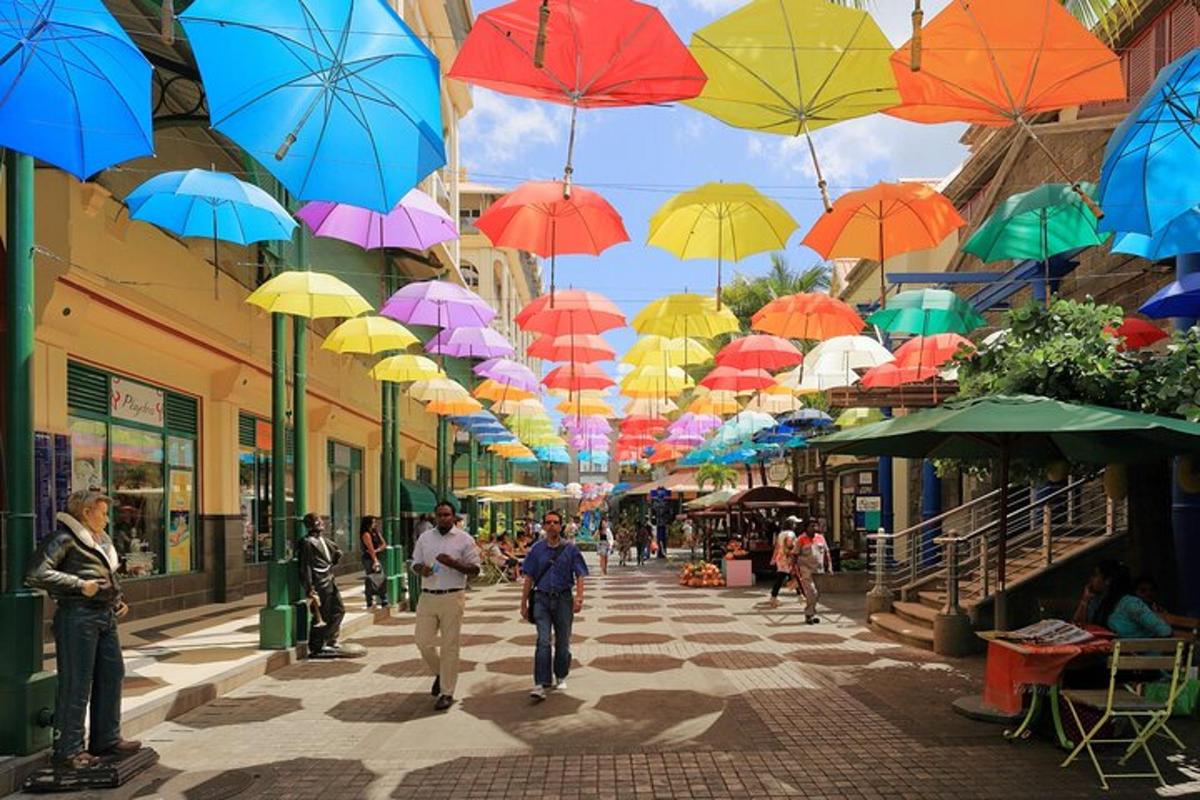 un mazzo di ombrelli appesi sopra una strada