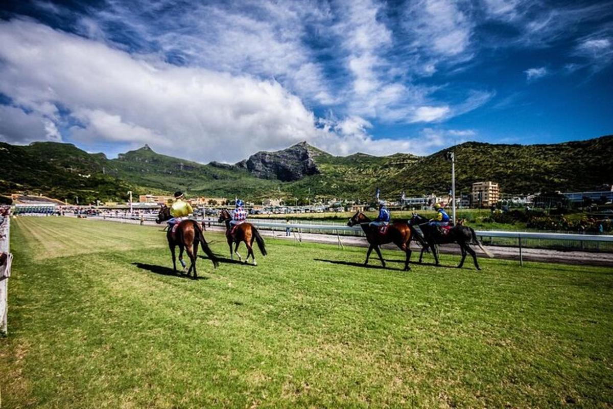 un gruppo di persone a cavallo in un campo