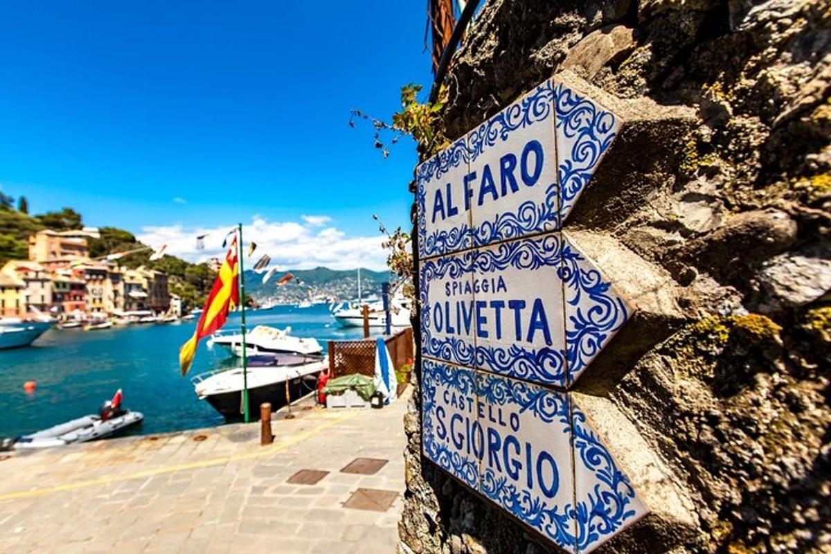 uma placa azul e branca em uma parede com um porto