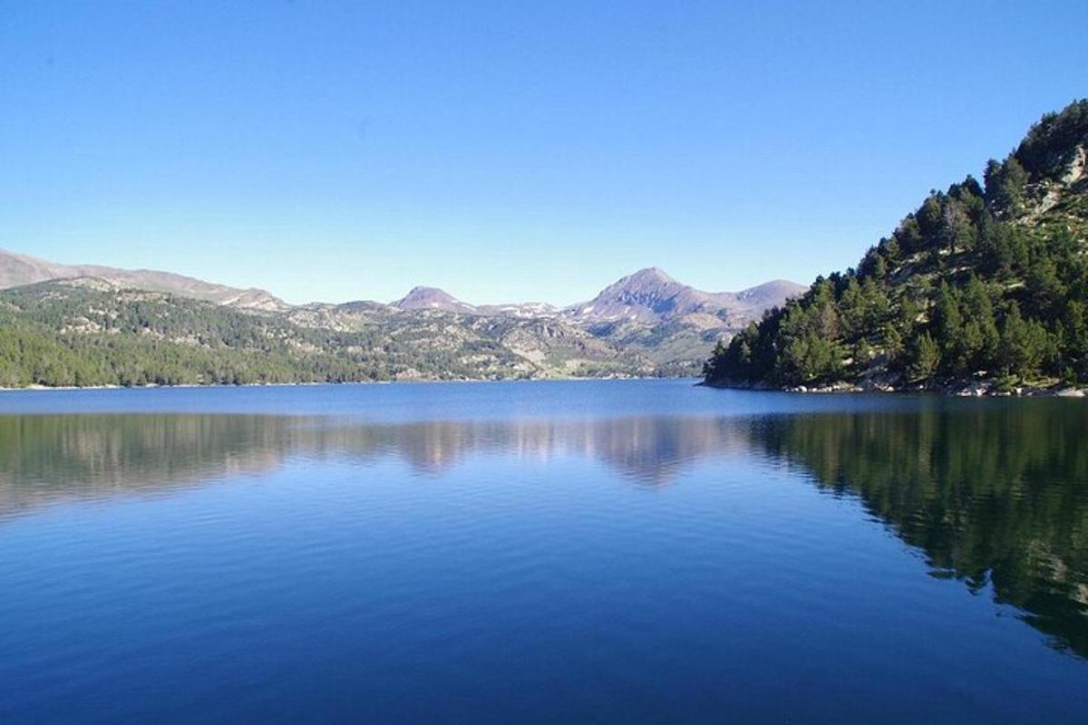 pohled na jezero s horami v pozadí