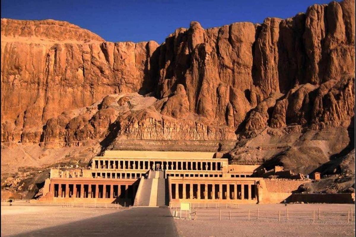 un edifici davant d'una muntanya rocosa