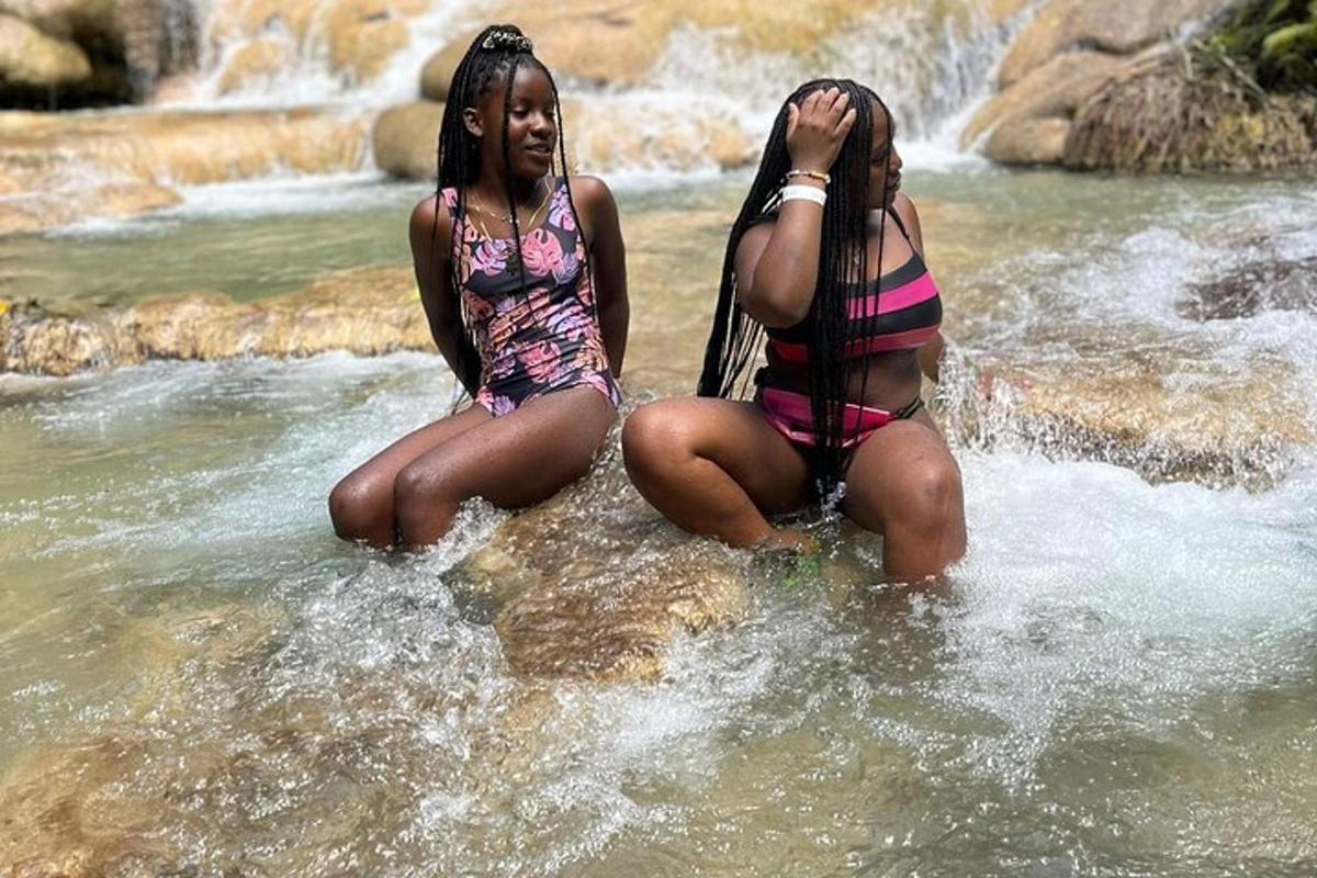 due ragazze sedute nell'acqua di un fiume