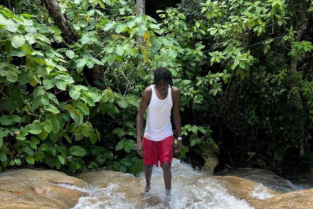 un uomo che cammina nell'acqua di un fiume