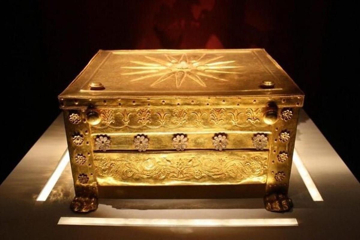 una caixa d'or sobre una taula en una habitació