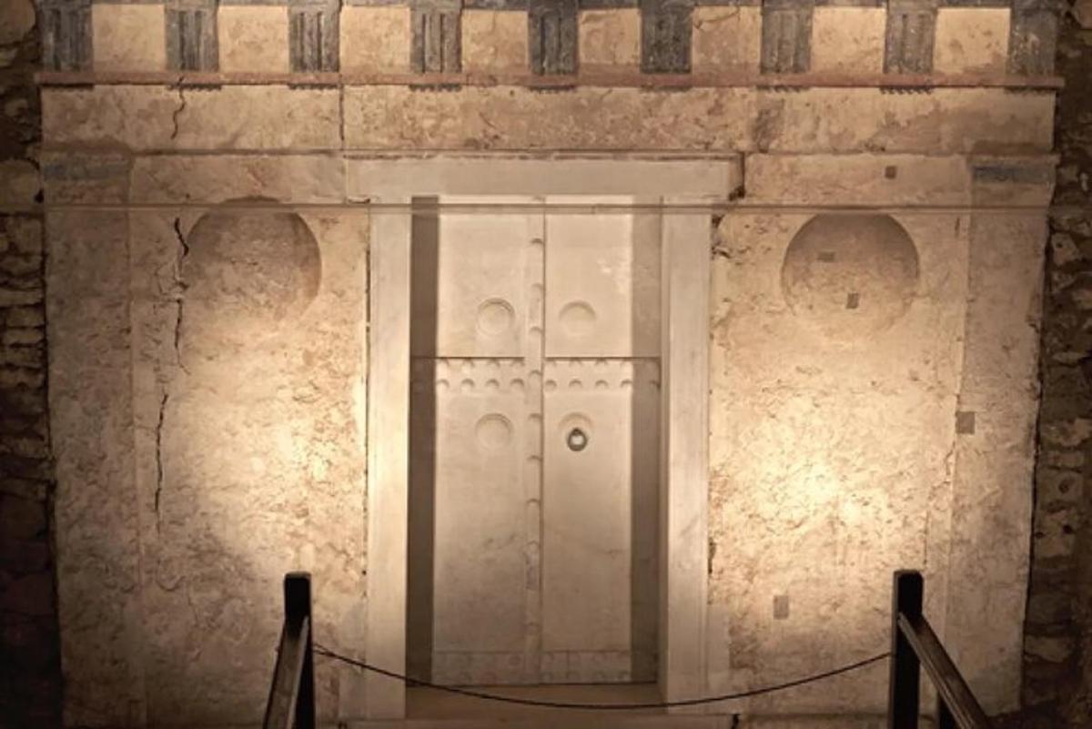 un parell de portes en un edifici de pedra