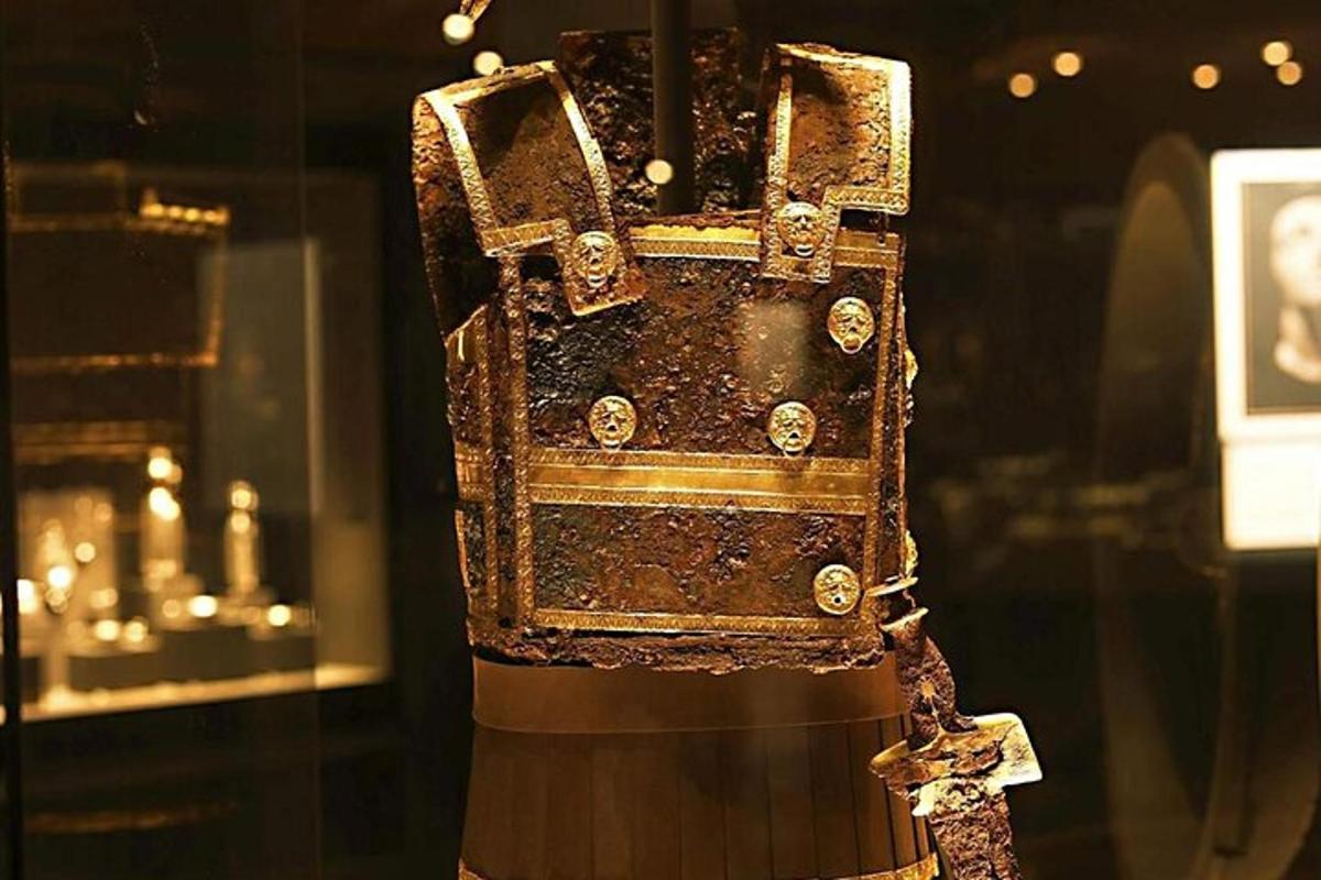 una vecchia borsa è esposta nella vetrina di un negozio