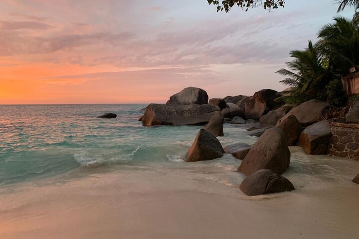 egy sziklás strand és az óceán naplementekor