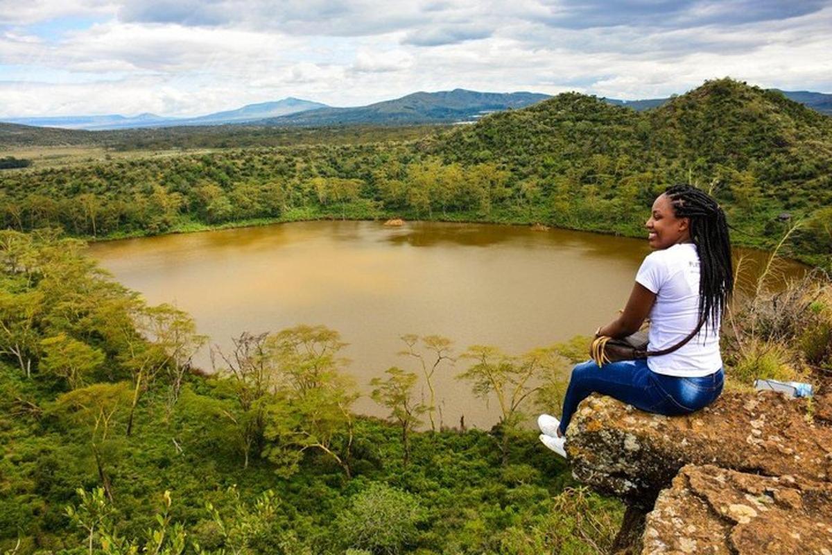 une femme assise sur un rocher surplombant un lac