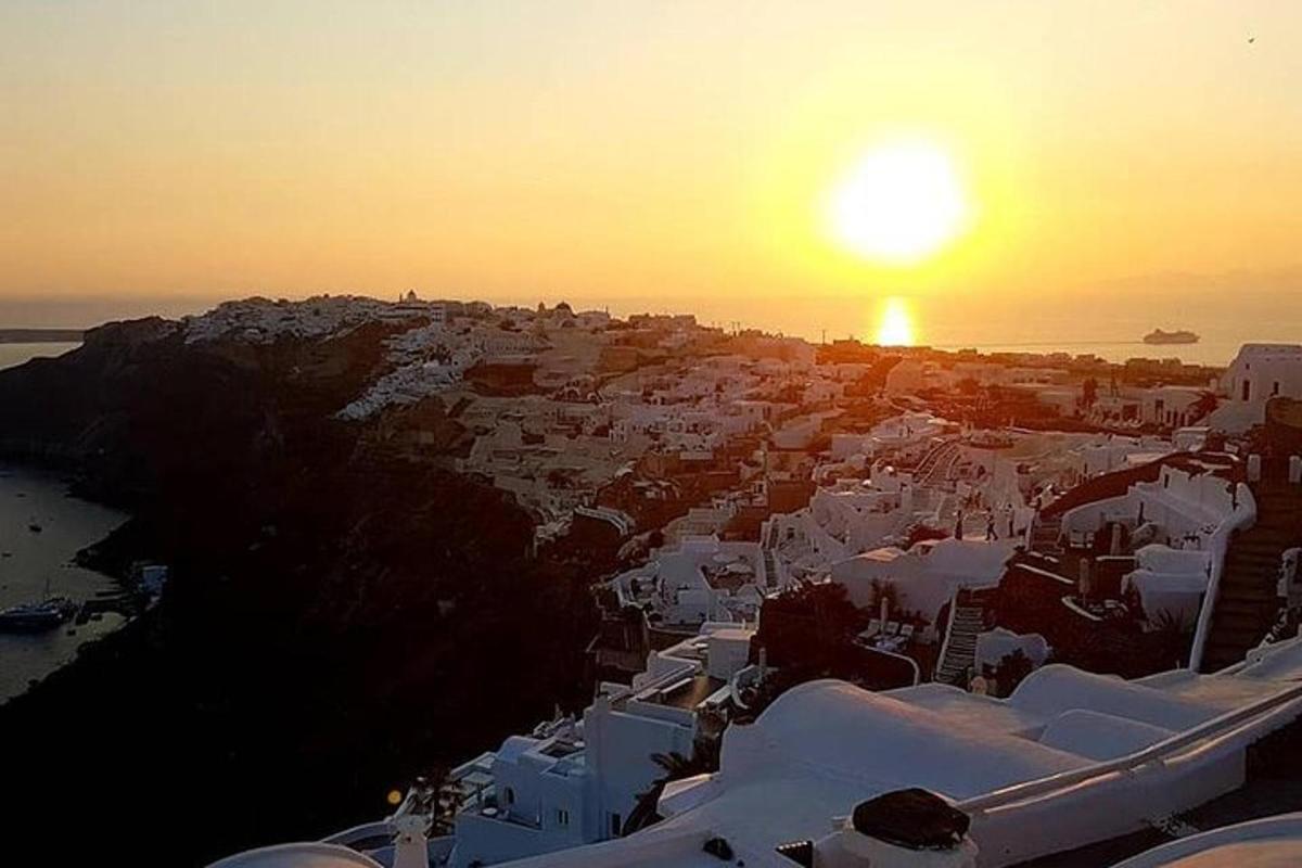 una posta de sol sobre una ciutat amb edificis blancs