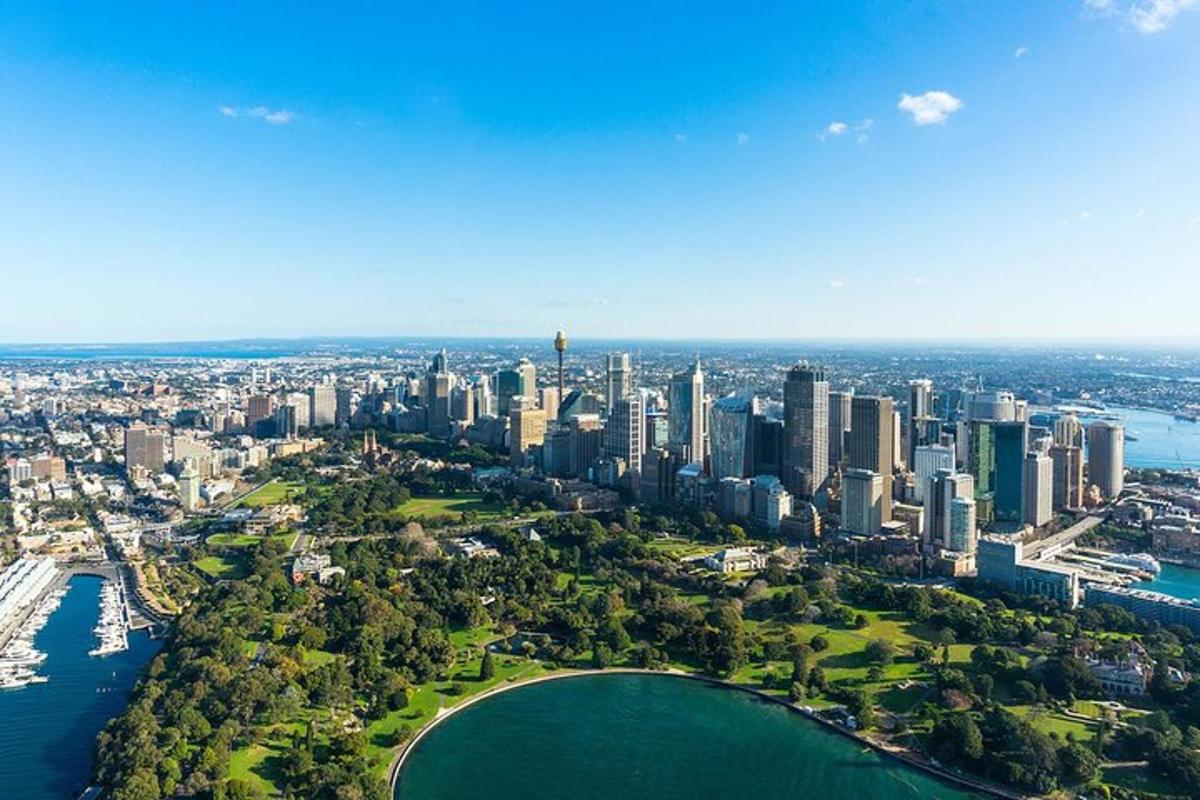 uma vista aérea de uma grande cidade com um lago