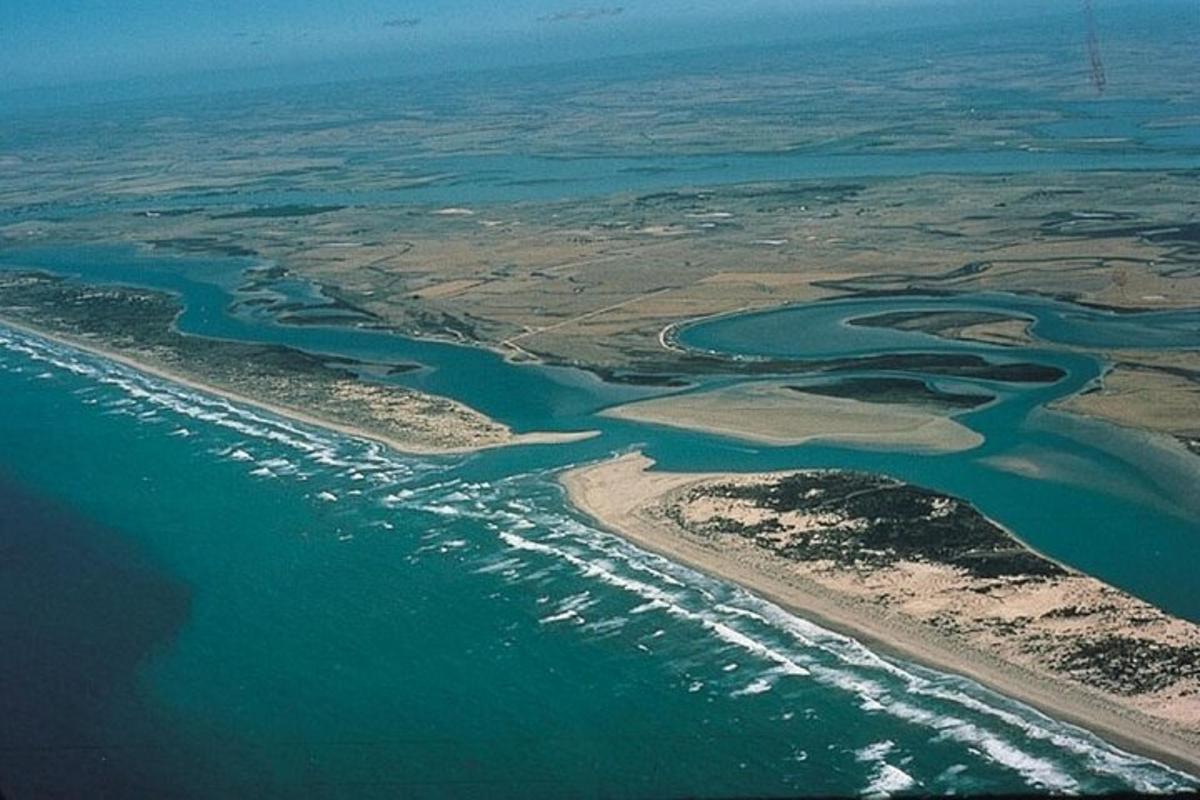 una vista aerea di un gruppo di isole nell'acqua