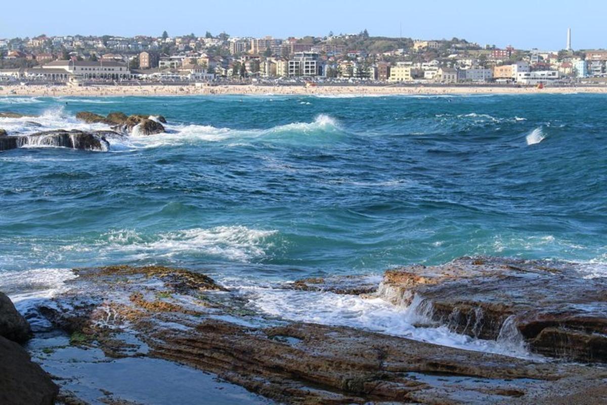 uma vista do oceano com uma cidade ao fundo