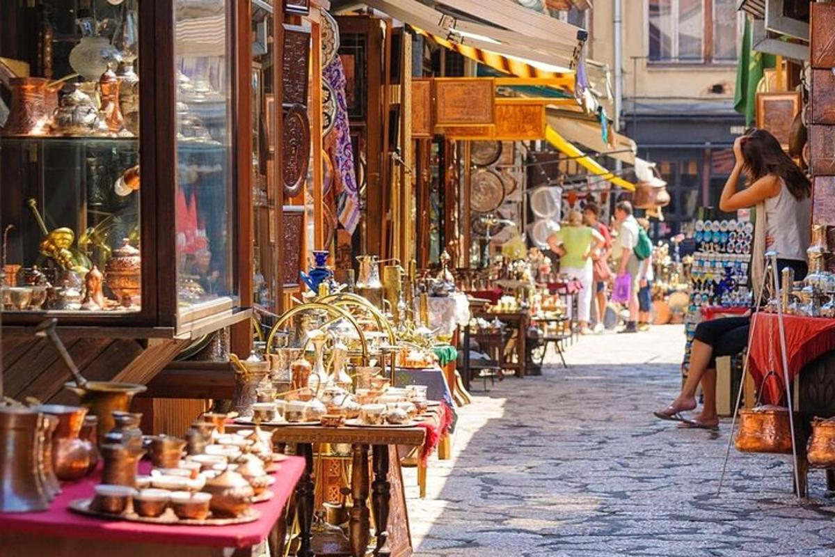 una strada con un sacco di negozi in una città