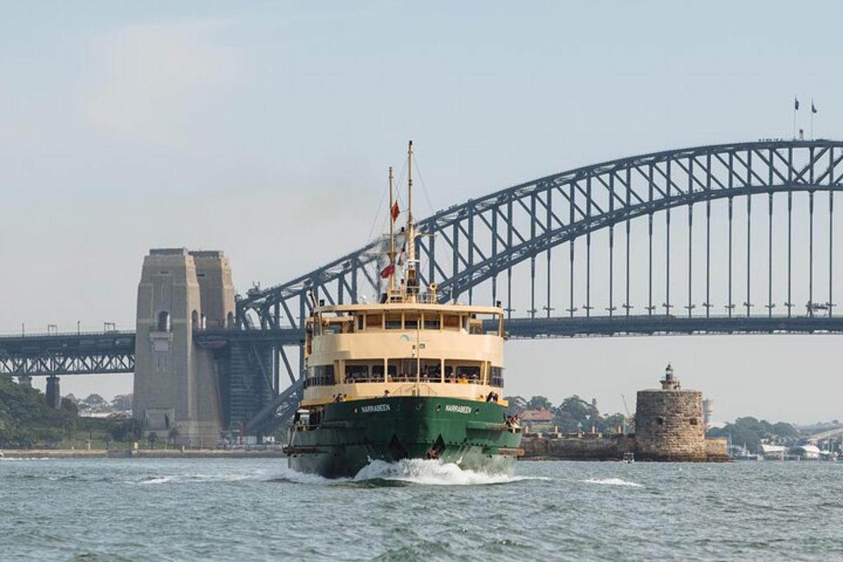 um barco na água em frente a uma ponte