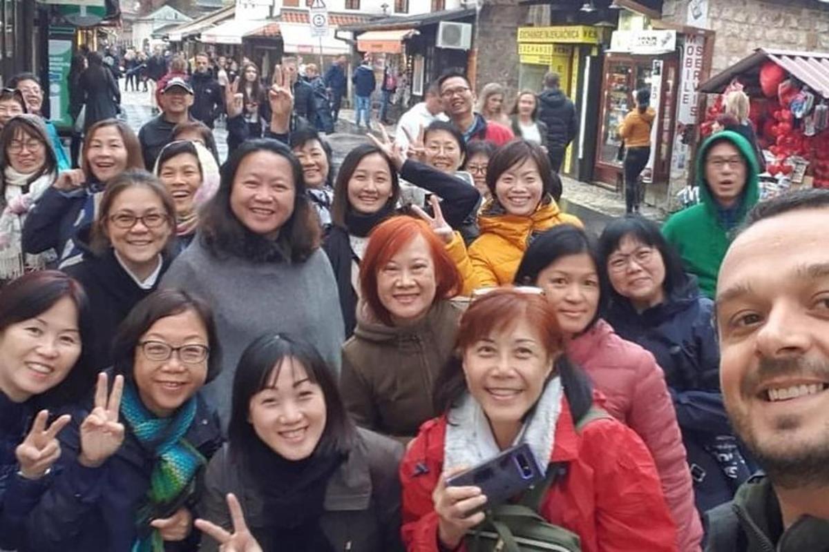 un gruppo di persone che posano per una foto in strada