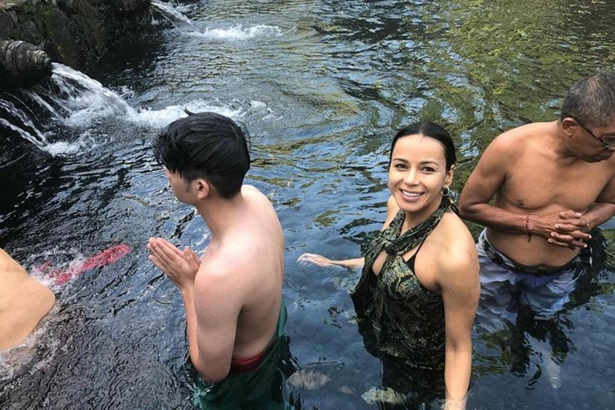 eine Gruppe von Menschen steht im Wasser