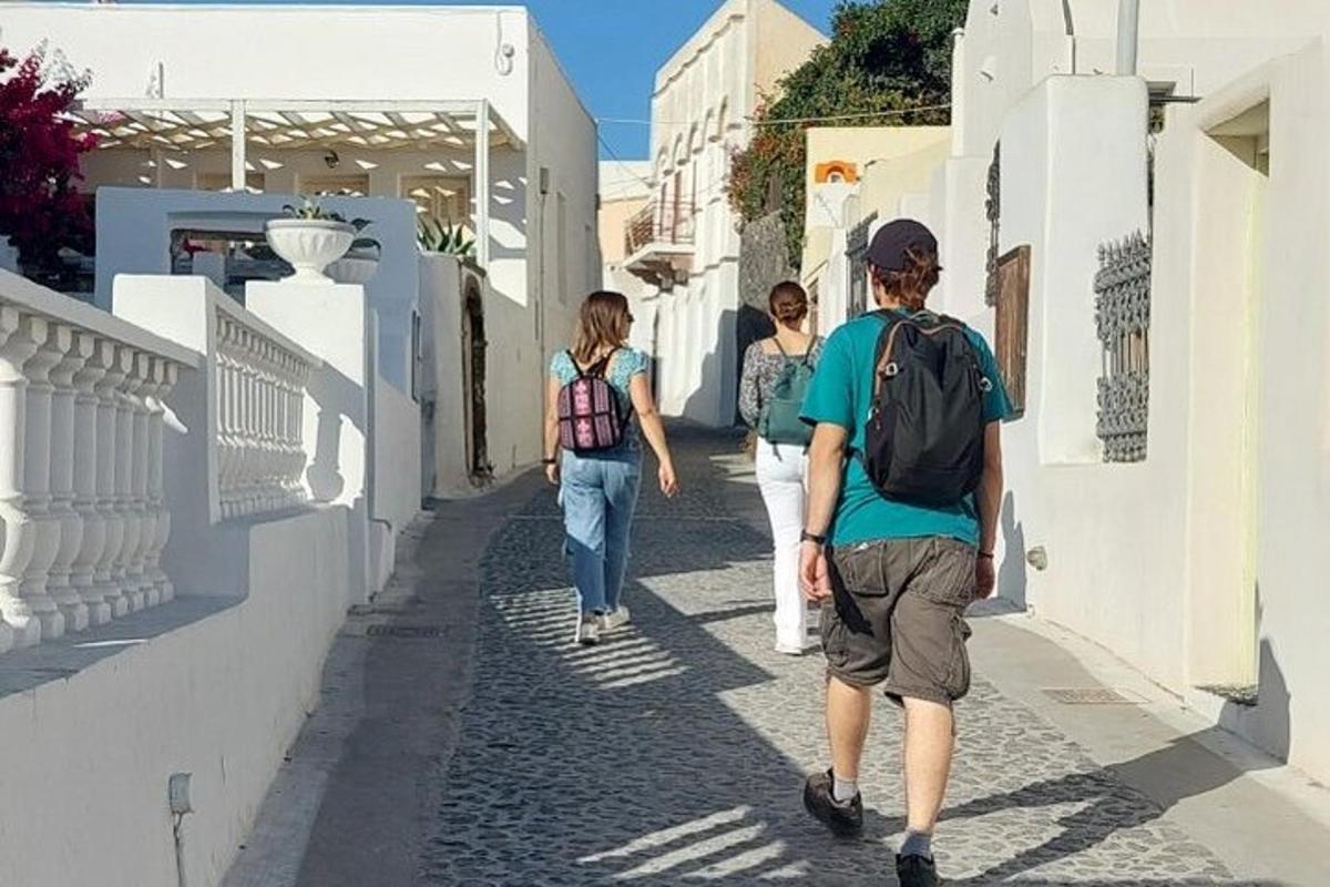 مجموعة من الناس يسيرون في الشارع