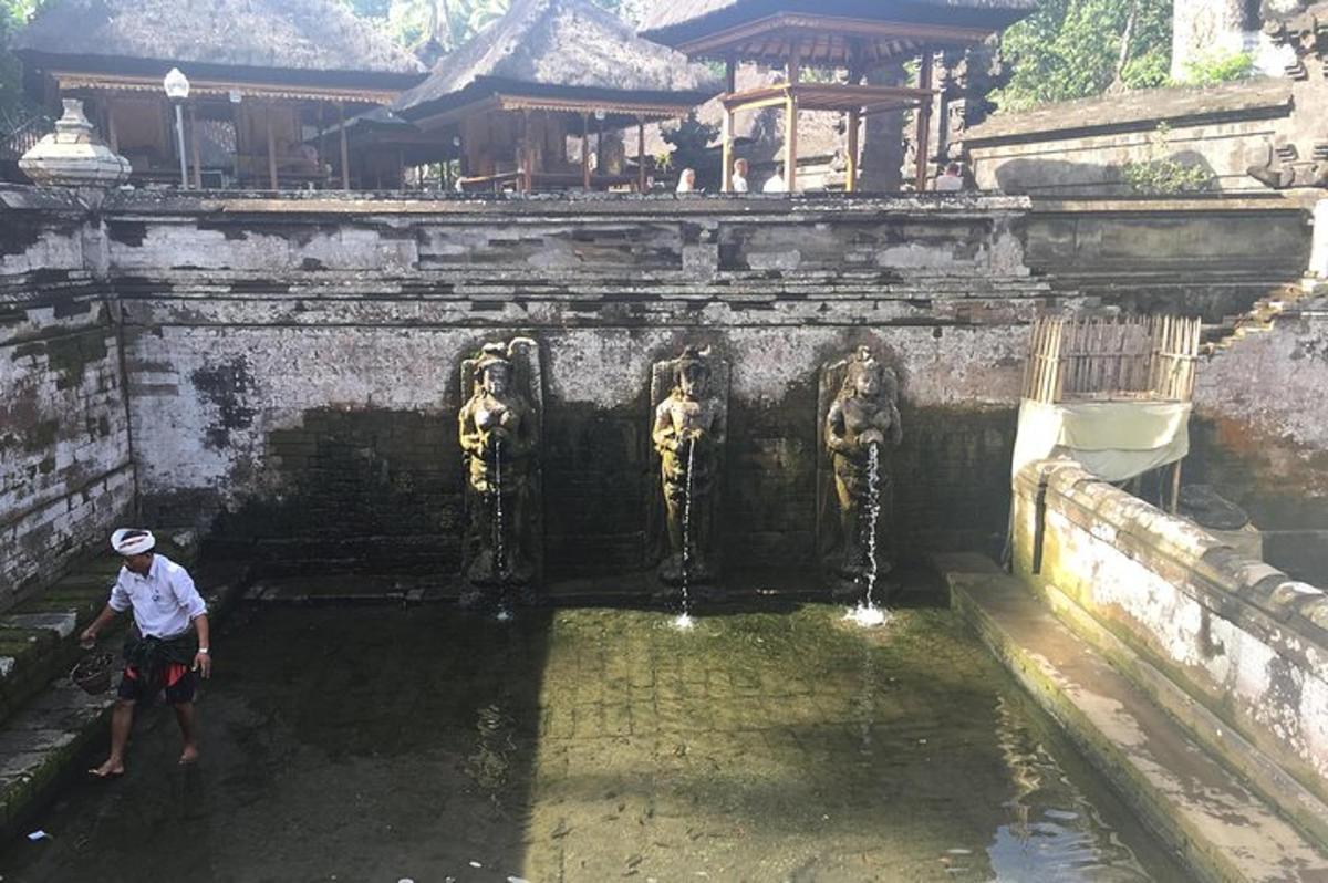 un uomo in piedi in una pozza d'acqua in un edificio