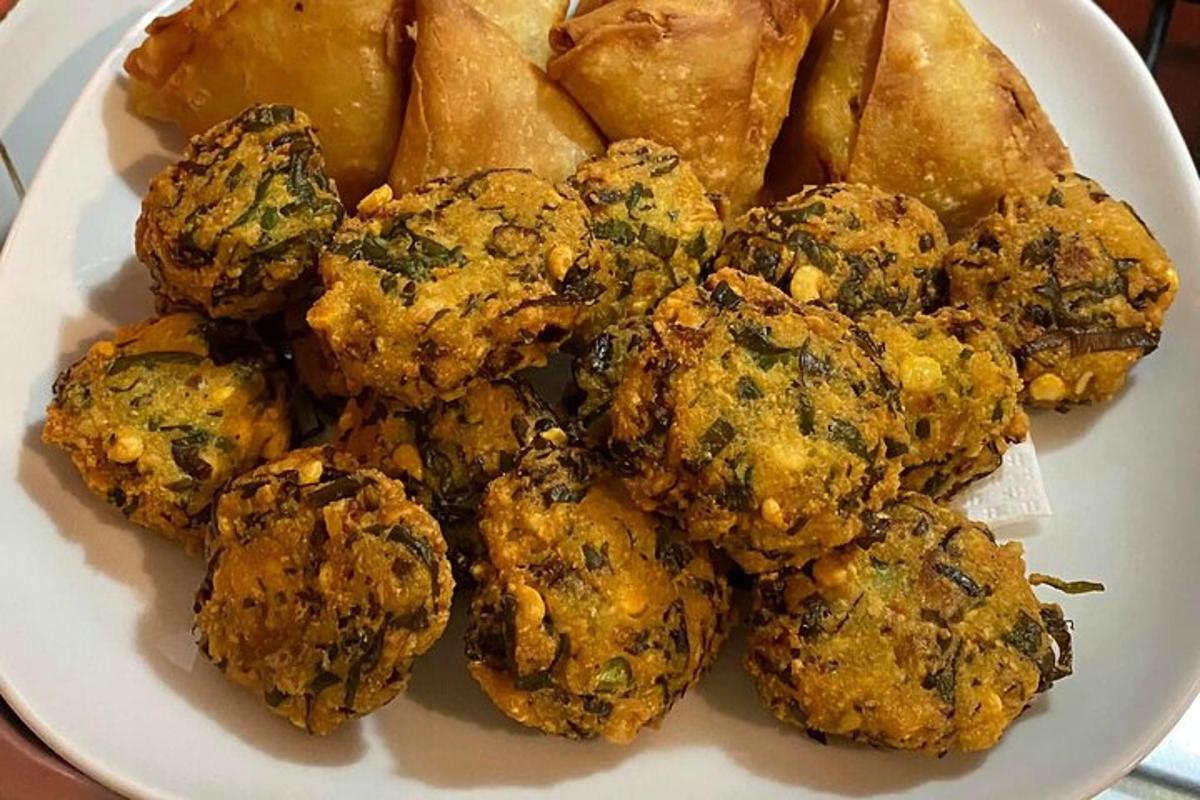sepiring makanan putih dengan roti dan bola-bola