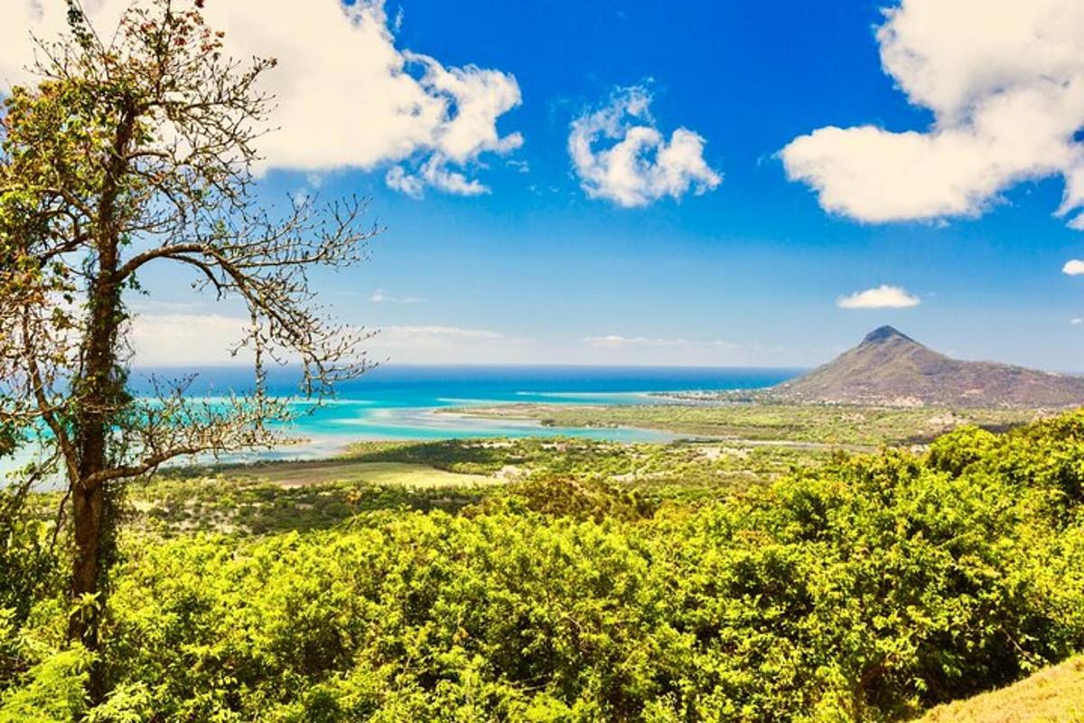 uma vista do oceano e de uma montanha