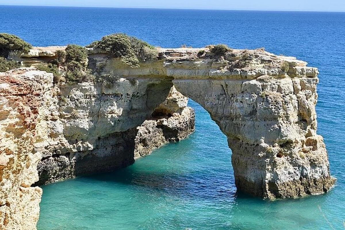 um arco nas rochas do oceano