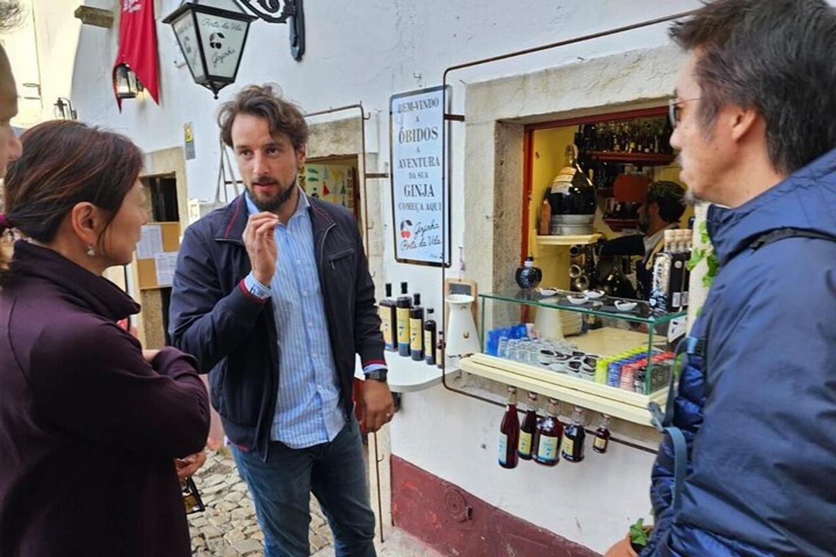 um homem conversando com uma mulher em frente a uma loja