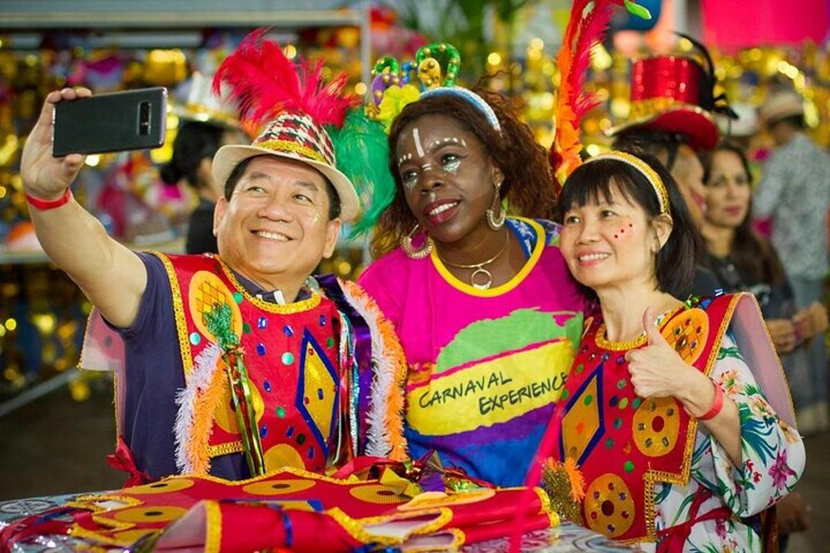 กลุ่มคนสวมชุดแฟนซีกำลังโพสท่าถ่ายรูป