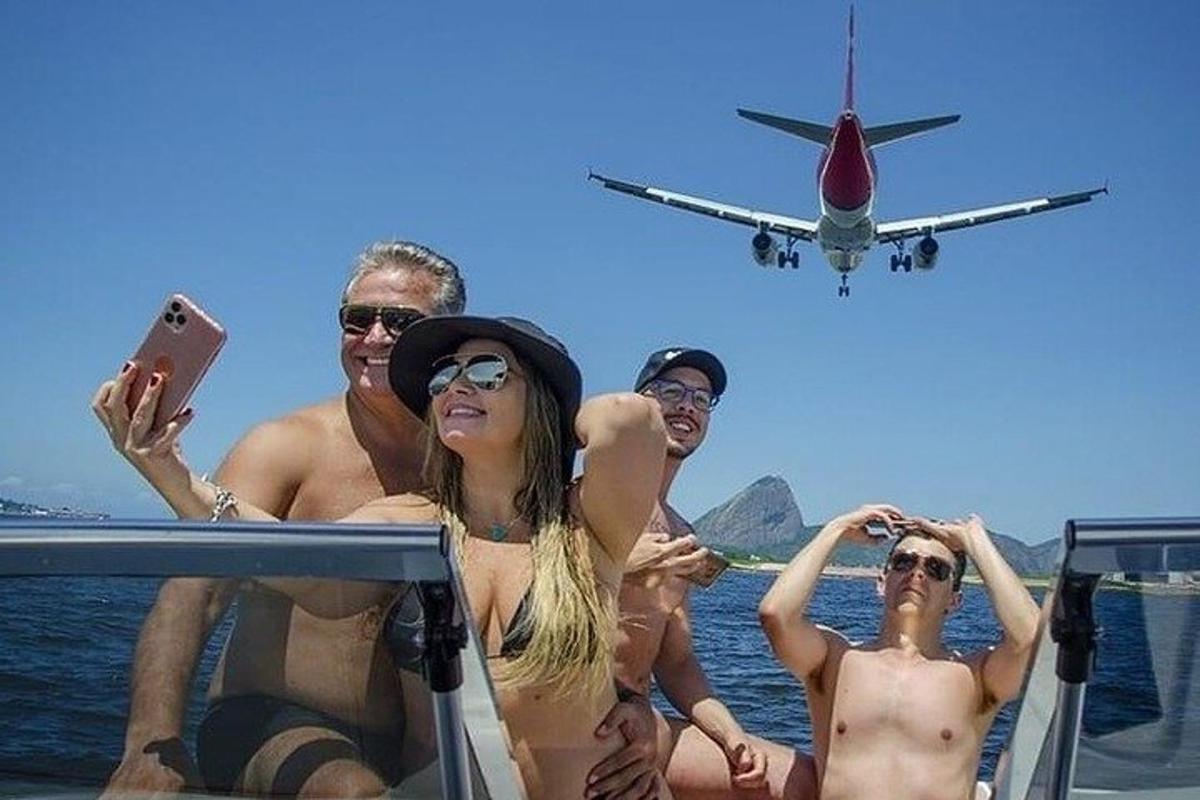 un grup de persones assegudes en un vaixell amb un avió