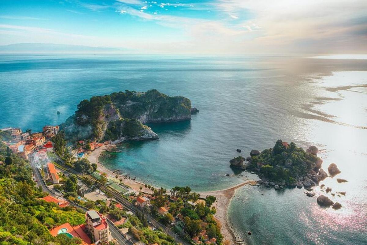 una vista aérea de una isla en el océano