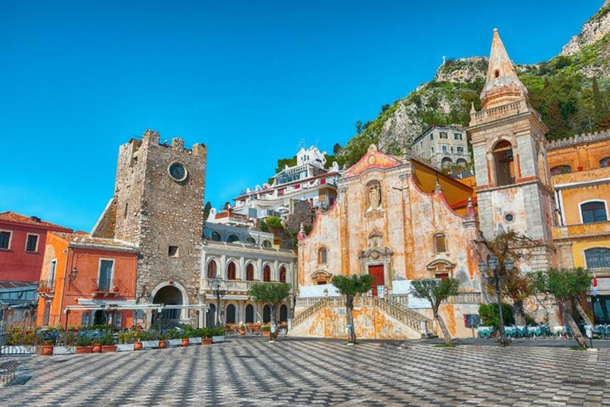 un grupo de edificios con una montaña al fondo