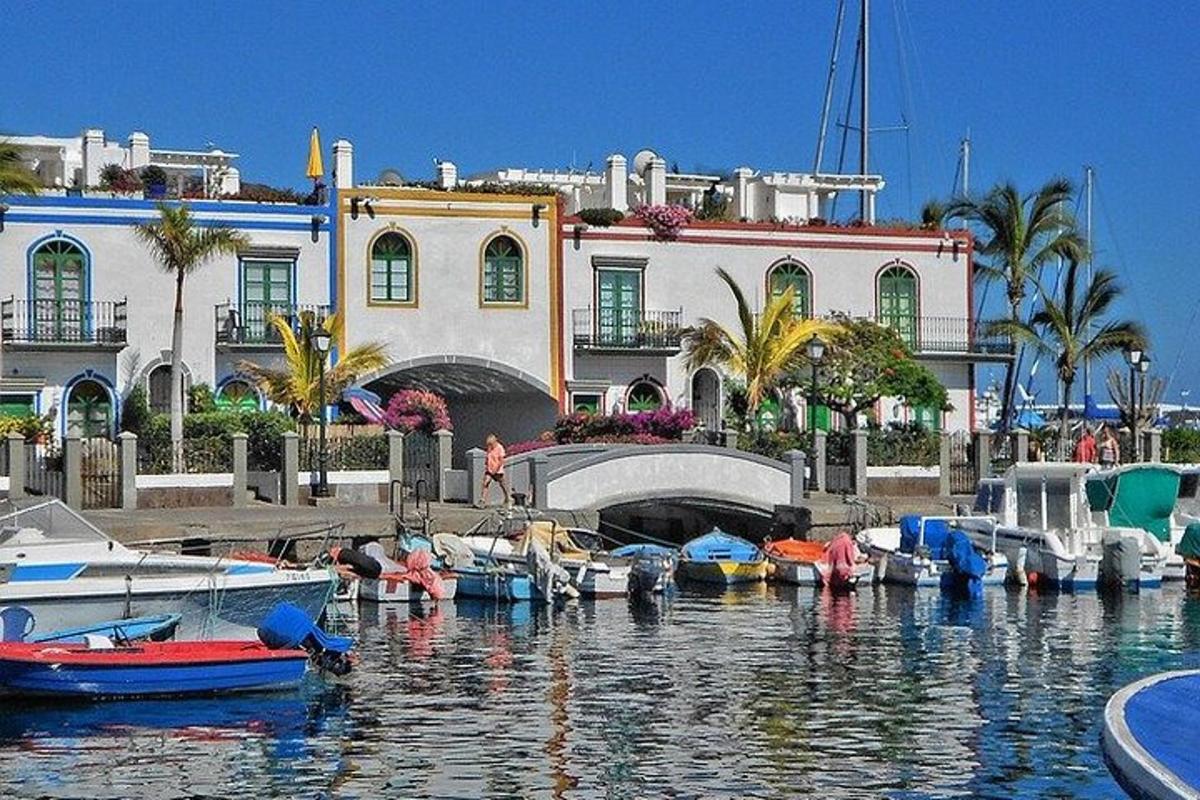 un edifici amb vaixells a l'aigua davant d'un edifici