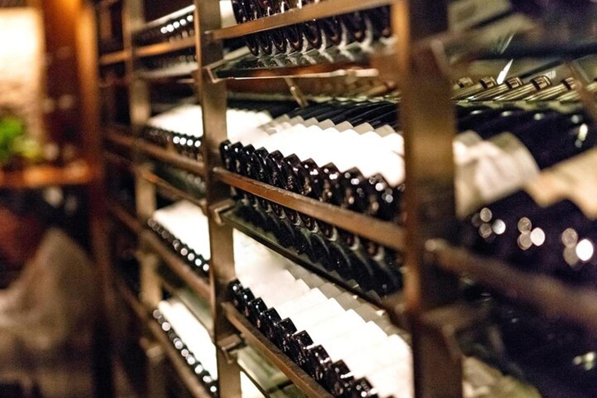 um monte de garrafas de vinho em uma prateleira