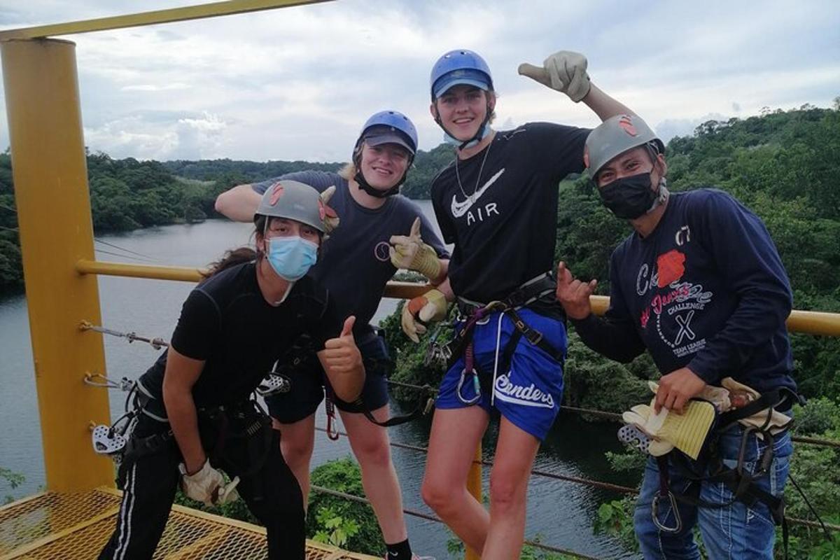 un gruppo di persone in posa per una foto su un ponte sospeso