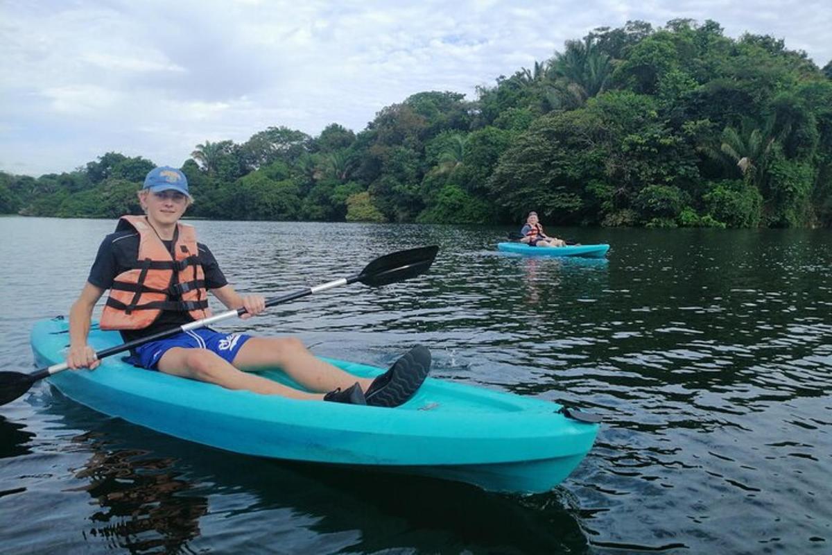 ผู้หญิงในเรือคายัคสีน้ำเงินบนทะเลสาบ