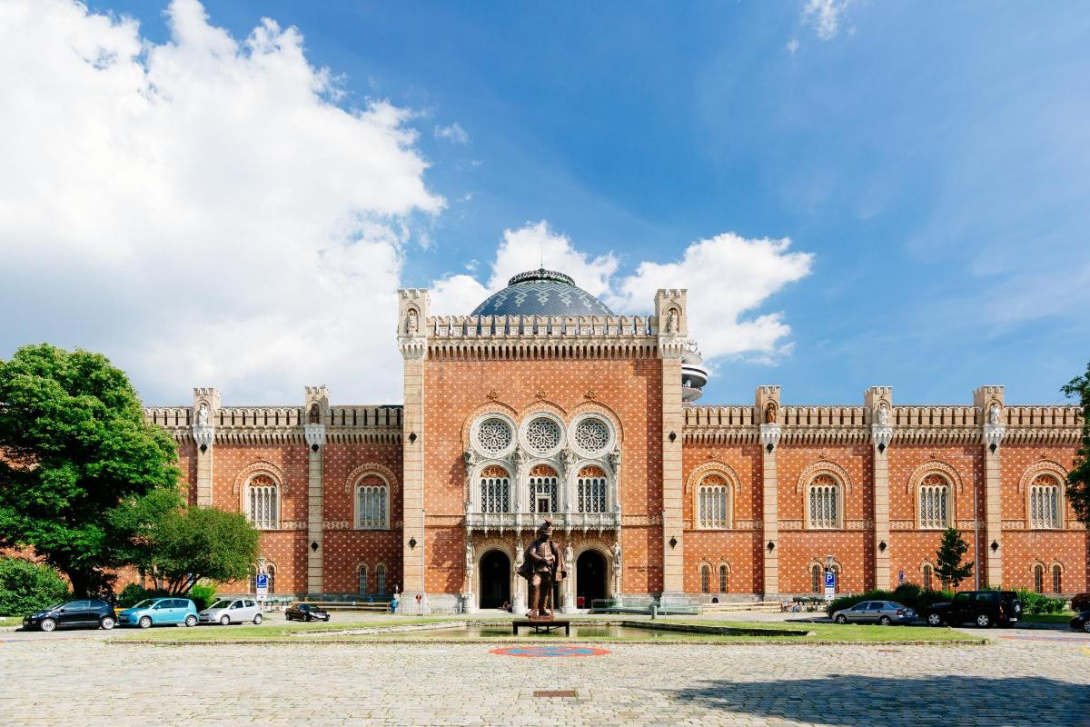 un grande edificio in mattoni rossi con una cupola in cima