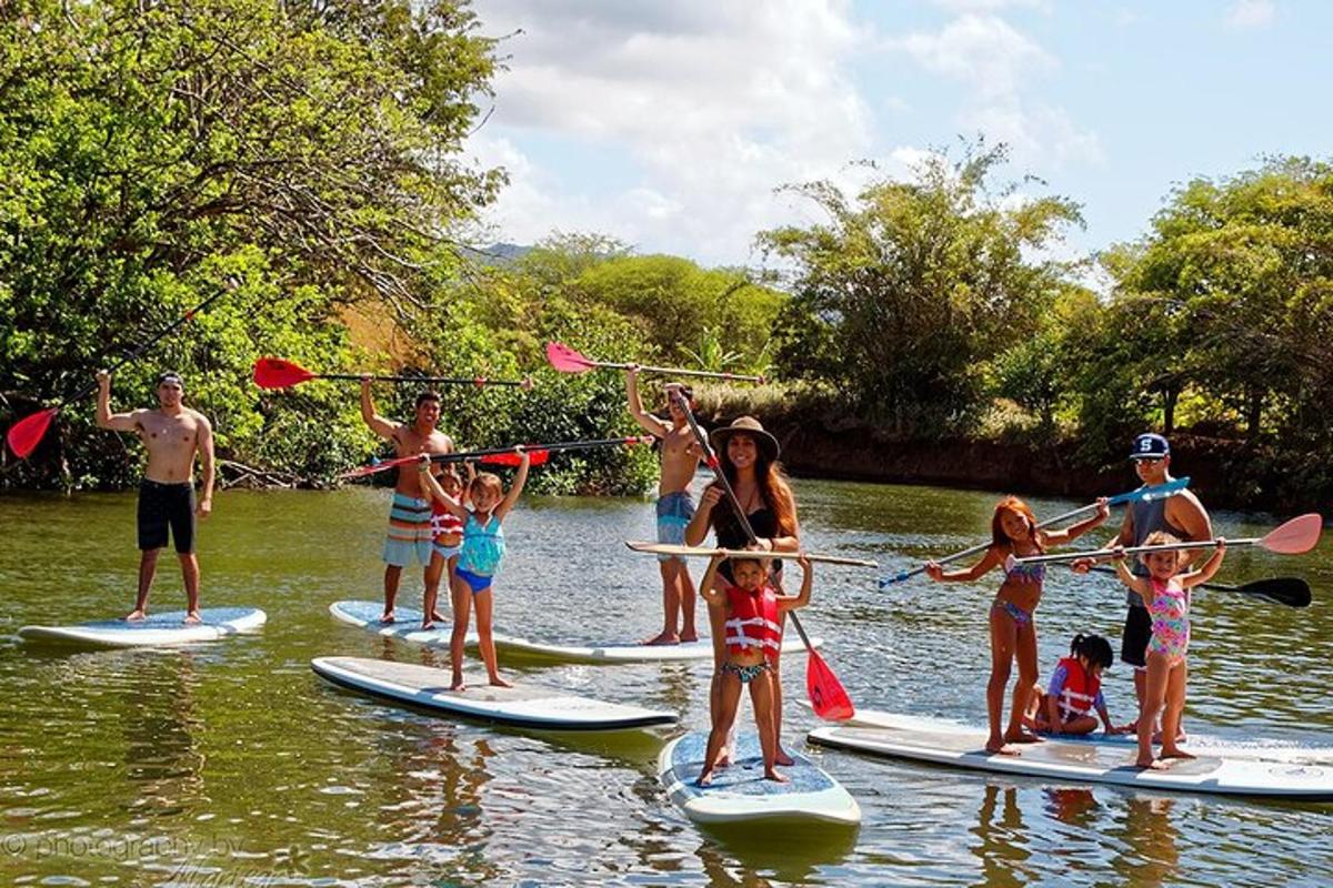 skupina lidí na paddleboardech ve vodě