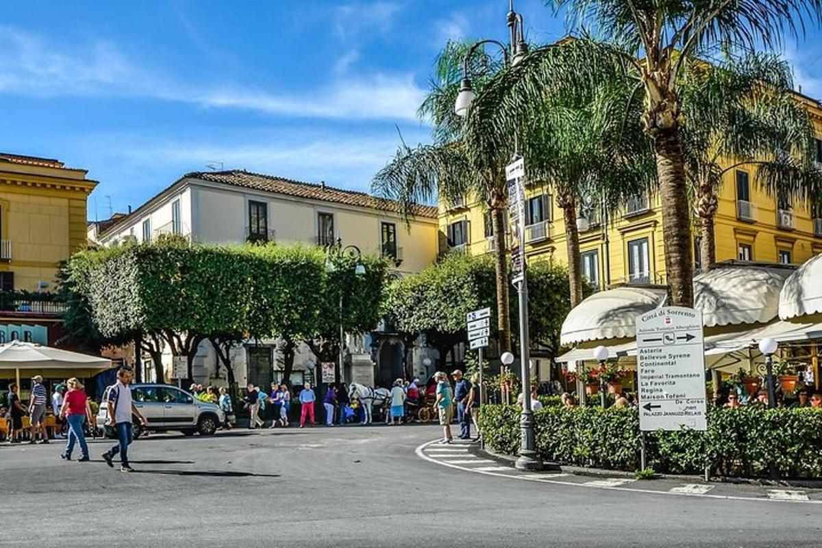um grupo de pessoas caminhando por uma rua da cidade