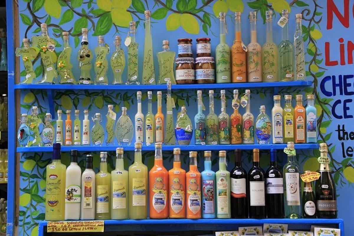 uma exposição de diferentes tipos de garrafas de vinho