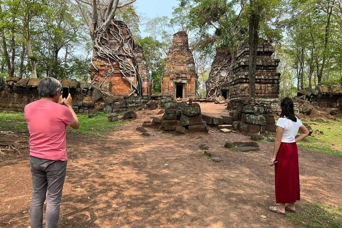 Un hombre y una mujer toman una fotografía de un templo.