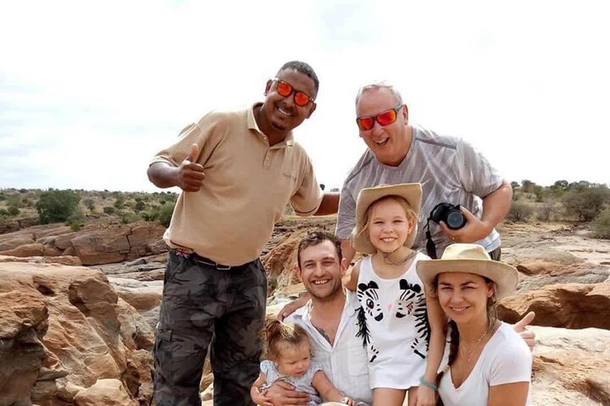 um grupo de pessoas posando para uma foto