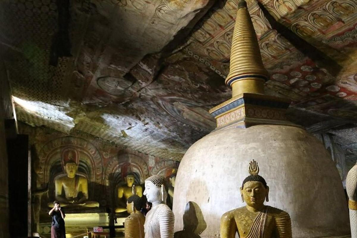 un groupe de personnes debout dans un temple avec des statues