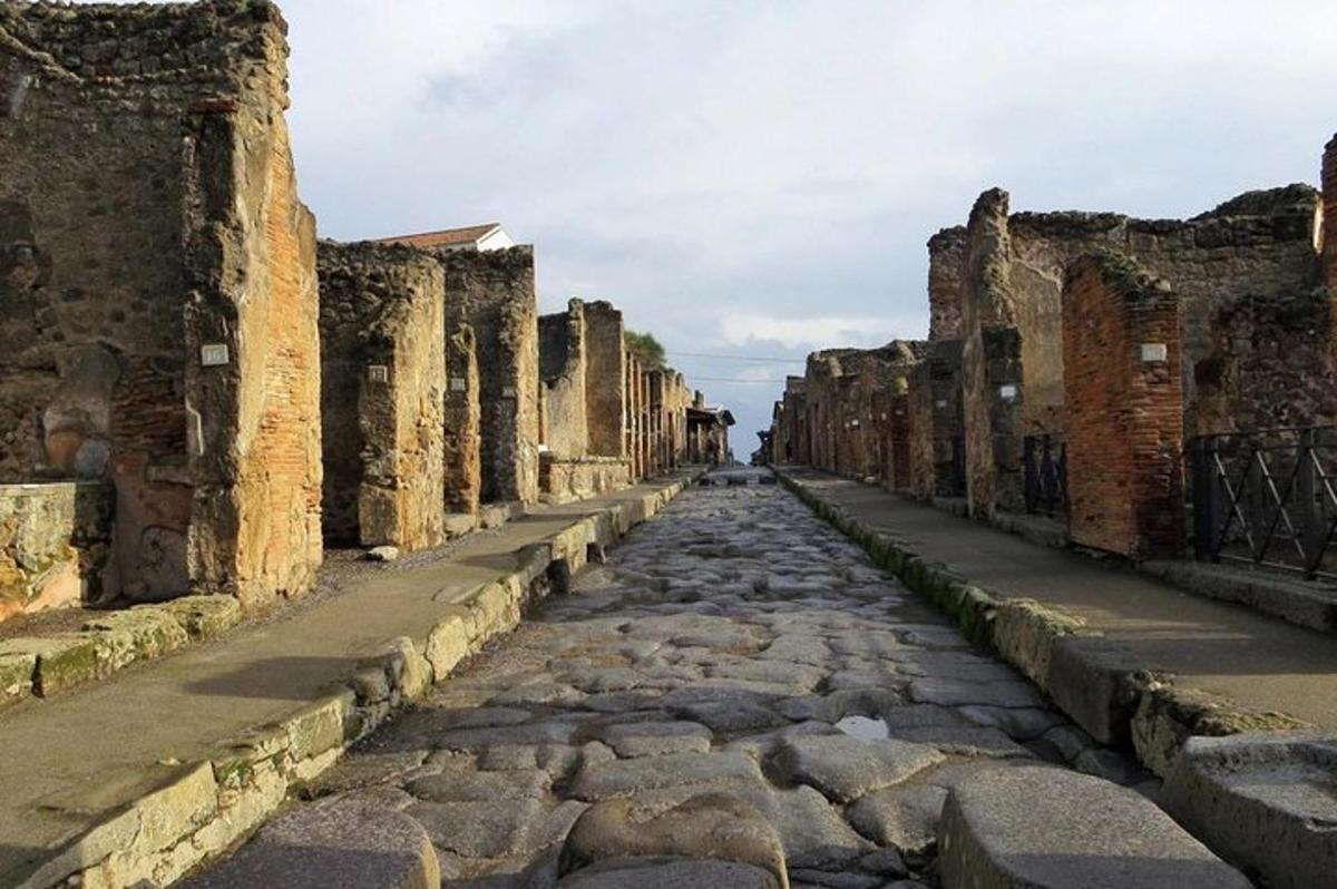antica strada acciottolata tra le rovine delle terme